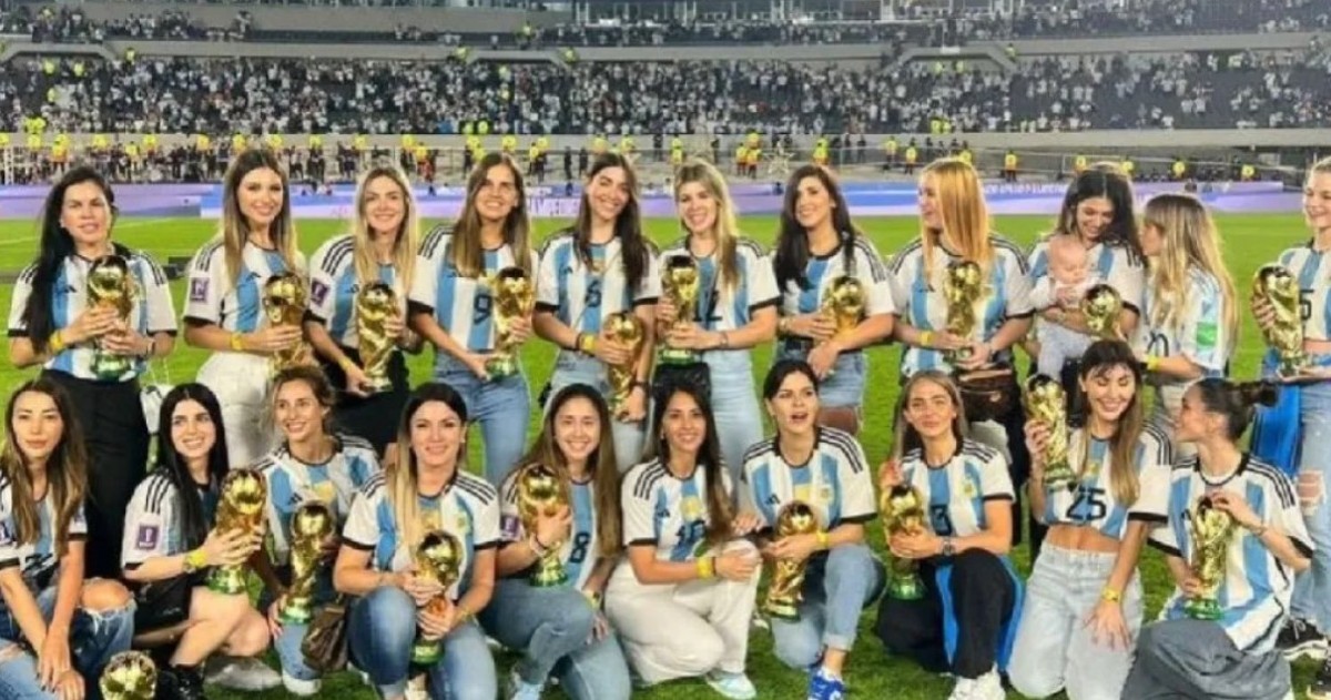 Las parejas de los futbolistas argentinos acompañaron al plantel con mensajes de apoyo tras la final del Mundial 2026.
